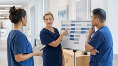Pflegemanagerin koordiniert ein Pflegeteam