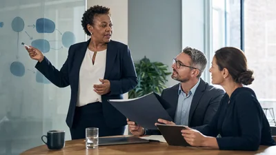 Führungskraft leitet eine strategische Besprechung